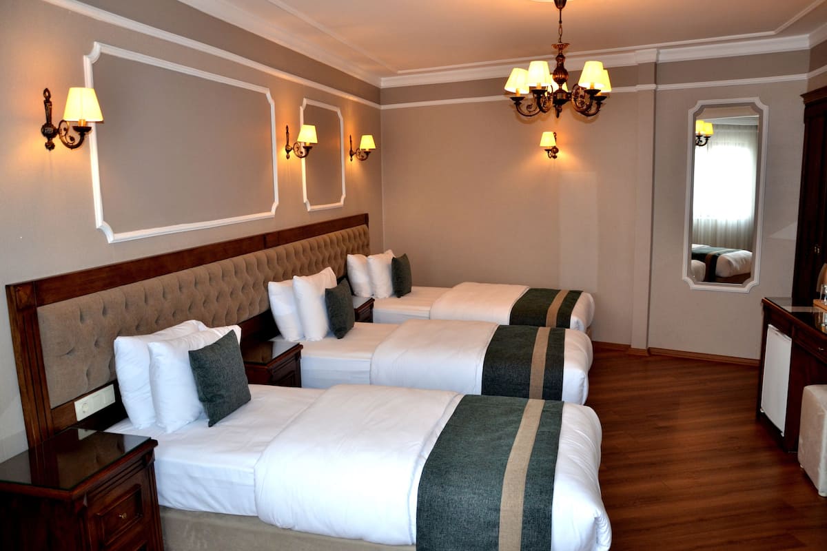 Standaard driepersoonskamer, op benedenverdieping | Luxe beddengoed, een kluis op de kamer, individueel gedecoreerd