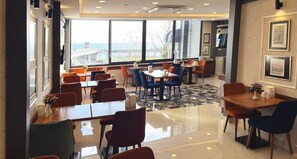 包含每日自助早餐