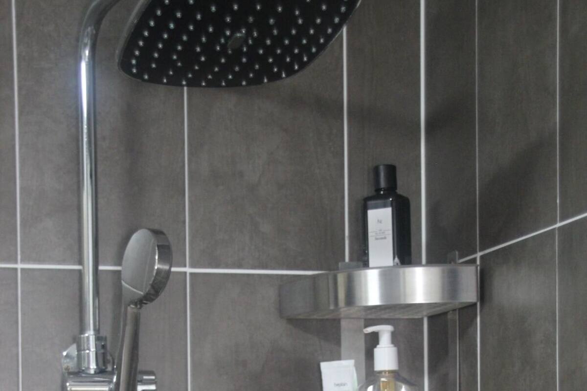 Familie maisonnette | Badkamer | Een douche, gratis toiletartikelen, een haardroger, pantoffels