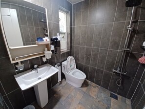 Family Duplex | Bathroom | Shower, free toiletries, hair dryer, slippers