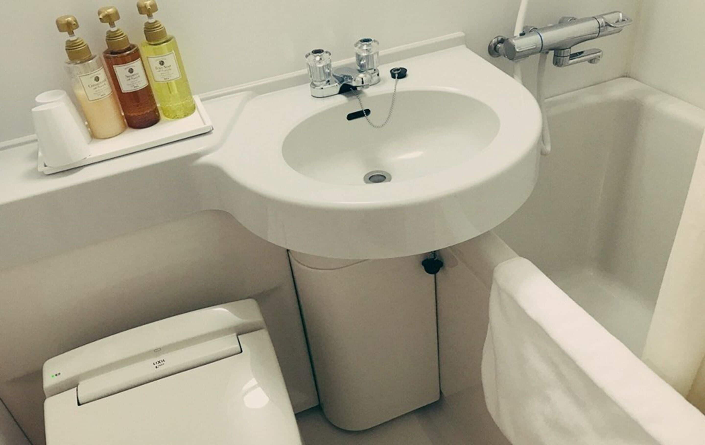 Combined shower/tub, free toiletries, hair dryer, slippers