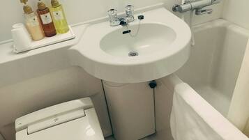 淋浴/浴缸二合一、免費盥洗用品、吹風機、拖鞋