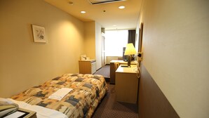 A hotel room with a bed, desk, chair, lamp, and a small window. - Apoa Hotel Tsu (Tsu)