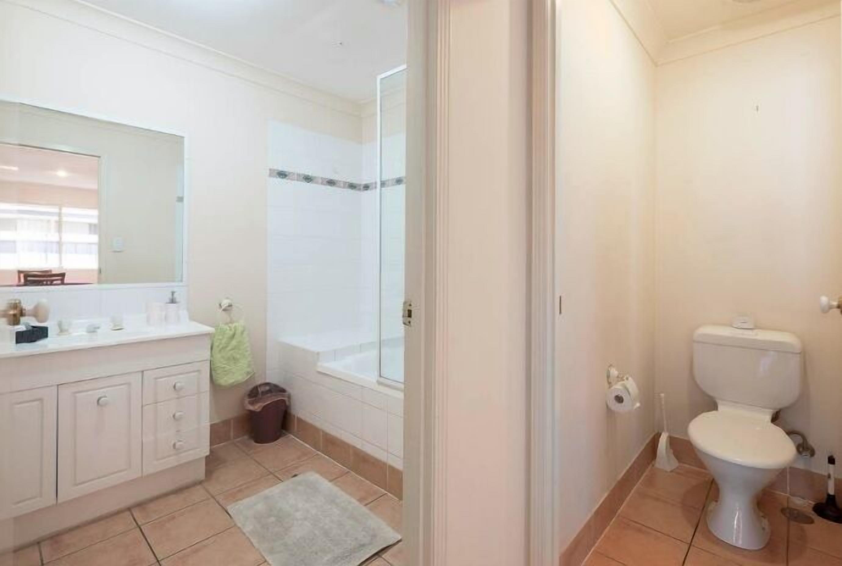Ein Badezimmer mit Toilette, Waschbecken und Dusche.