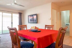 Standard-Villa, 2 Schlafzimmer, Gartenblick, Erdgeschoss | Essbereich im Zimmer
