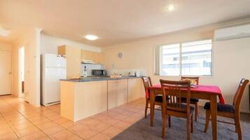 Standard Villa, 2 Bedrooms, Garden View, Ground Floor | In-room dining