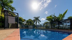 Outdoor pool - Paradise Penthouse at Waves (Airlie Beach)