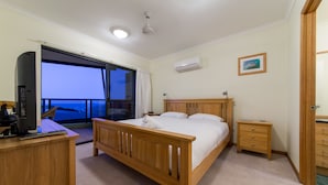 Penthouse, 3 Bedrooms | 3 bedrooms, free WiFi - Paradise Penthouse at Waves (Airlie Beach)