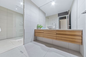 Apartamento, 3 habitaciones | Baño | Bañera y ducha independientes y artículos de higiene personal gratuitos