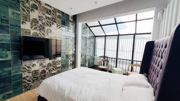 Superior Triple Room, Mezzanine | Blackout drapes, WiFi (free), bed sheets