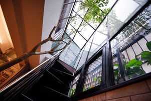 Habitación triple superior, entresuelo | Cortinas opacas, wifi gratis, ropa de cama