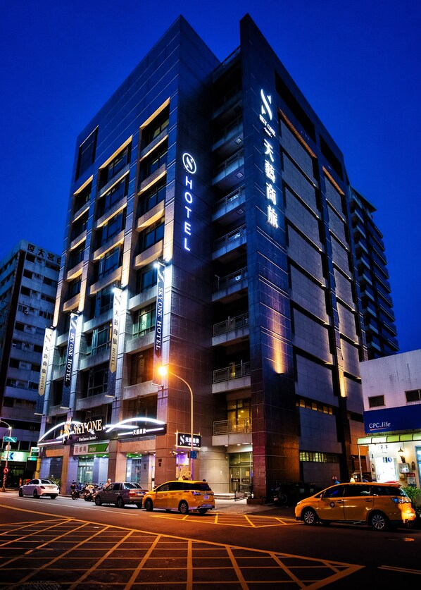 Front of property - Skyone Hotel (Kaohsiung)