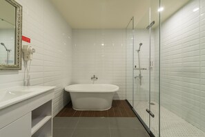 Superior Quadruple Room, 2 Double Beds | Bathroom | Towels - Skyone Hotel (Kaohsiung)