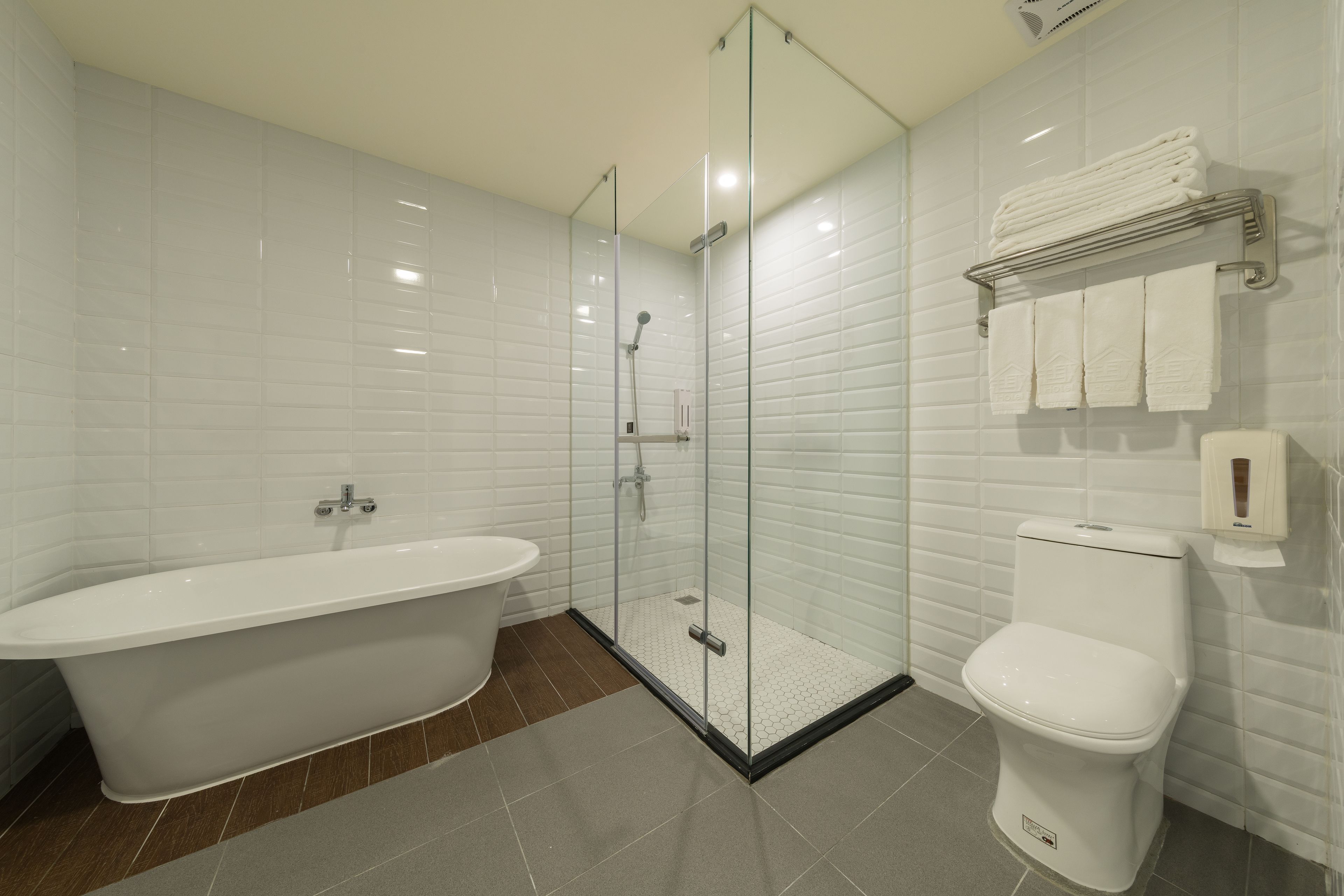 superior quadruple room, 2 double beds | bathroom | towels