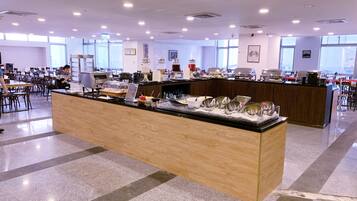 Daily buffet breakfast (TWD 100 per person)