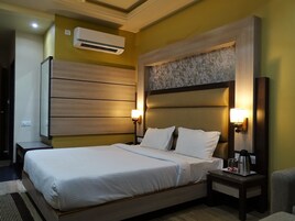 Desk, rollaway beds, free WiFi