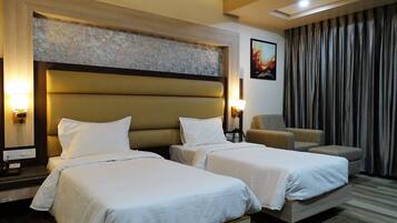 Habitación empresarial doble, 1 cama matrimonial, vista a la ciudad | Escritorio, camas extra y wifi gratis