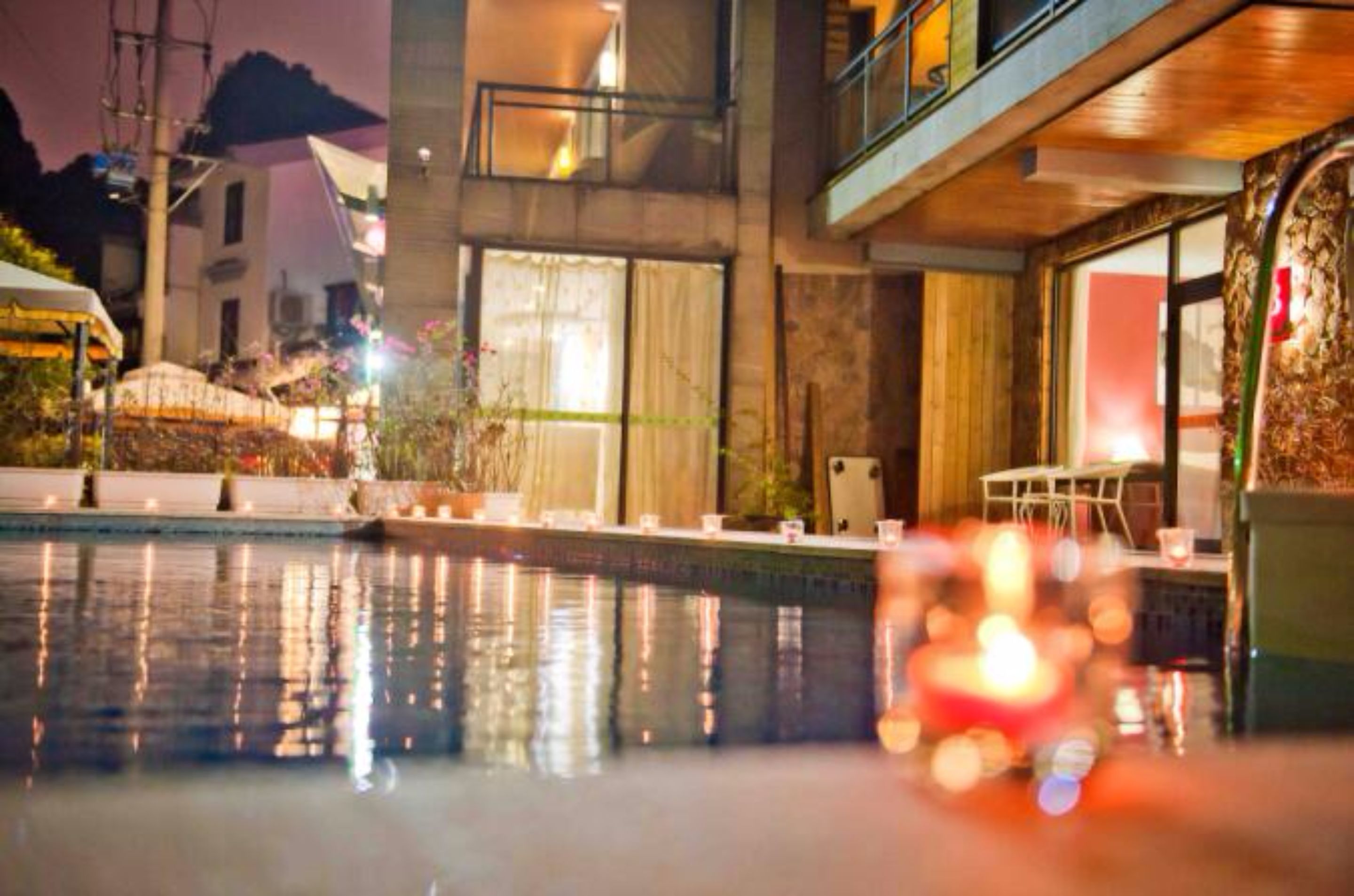 Hồ bơi ngoài trời phục vụ theo mùa, dù/ô trên bãi biển/hồ bơi 