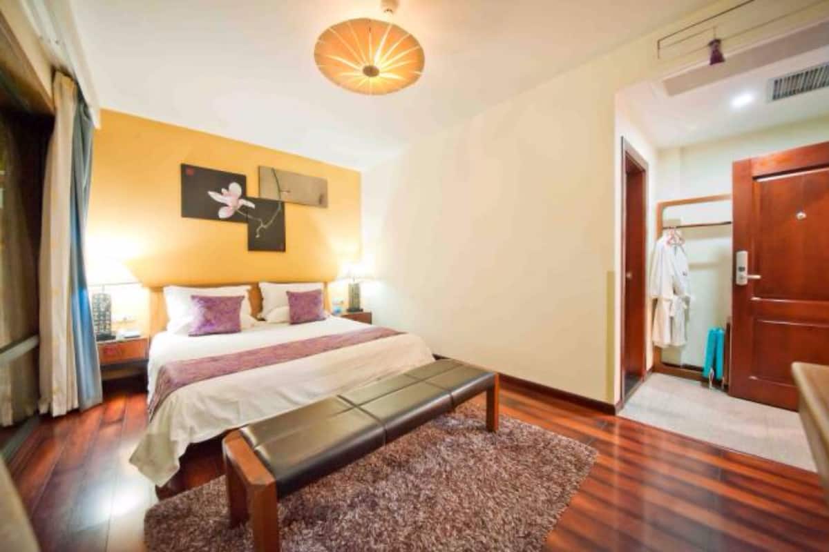 Quarto casal clássico, vista para o jardim | Roupas de cama premium, escrivaninha, cortinas blackout