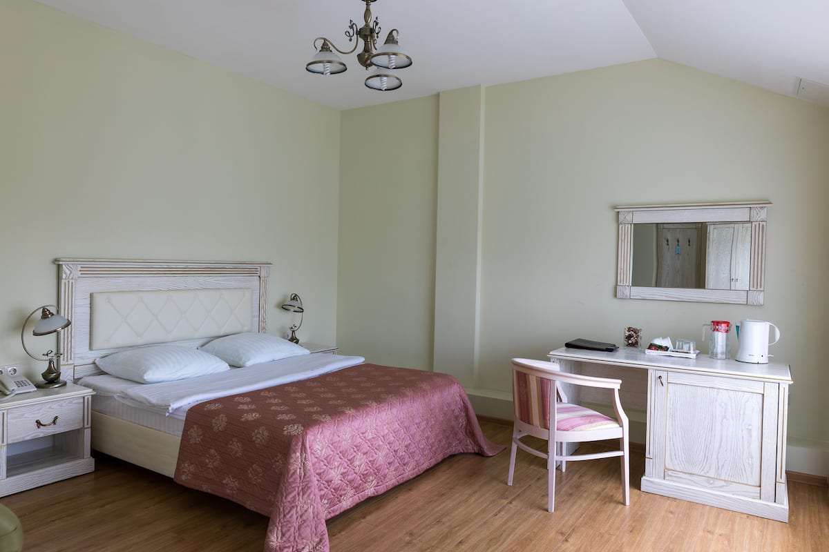 Desk, iron/ironing board, rollaway beds, free WiFi