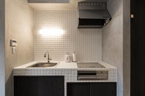 Casa superluxo, 2 quartos (Japanese Style) | Cozinha privada | Geladeira grande, micro-ondas, cooktop, chaleira elétrica