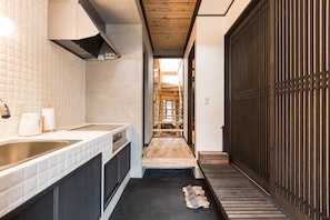 Maison Luxe, 2 chambres (Japanese Style) | Cuisine privée | Grand réfrigérateur, micro-ondes, plaque de cuisson