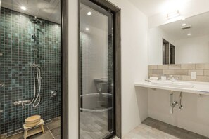 Luxe huis, 2 slaapkamers (Japanese Style) | Badkamer | Een aparte badkuip en douche, gratis toiletartikelen, een haardroger