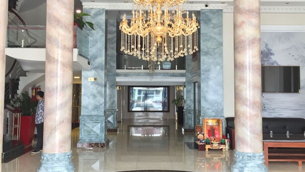 A grand lobby with a large chandelier, marble columns, and a decorative floor pattern. - Halong Diamond Hotel (Bai Chay)
