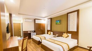 A hotel room with two beds, a desk, and a chair. - Halong Diamond Hotel (Bai Chay)