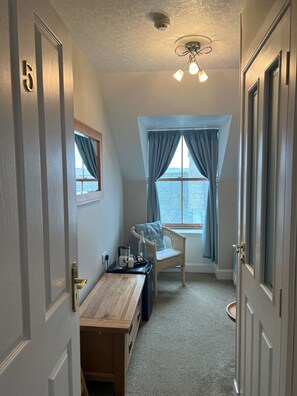 单人房 (Room 5) | 埃及棉床单、高档床上用品、加厚床垫、隔音