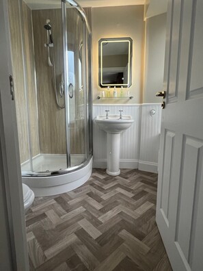 Superior Double Room (Room 2) | Bathroom | Hair dryer, towels
