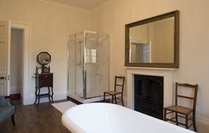 Double Room (Oak Room) | Bathroom | Free toiletries, towels