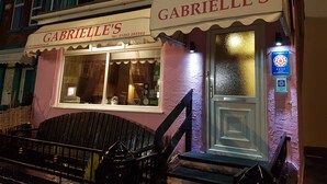 Un hôtel appelé « Gabrielle », avec une enseigne indiquant qu’il s’agit du numéro 77.