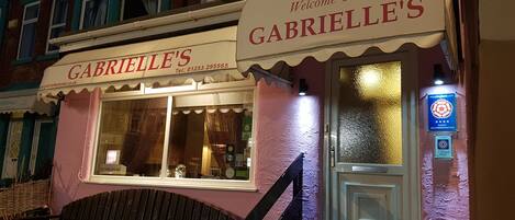 Fachada de la propiedad por la tarde o noche