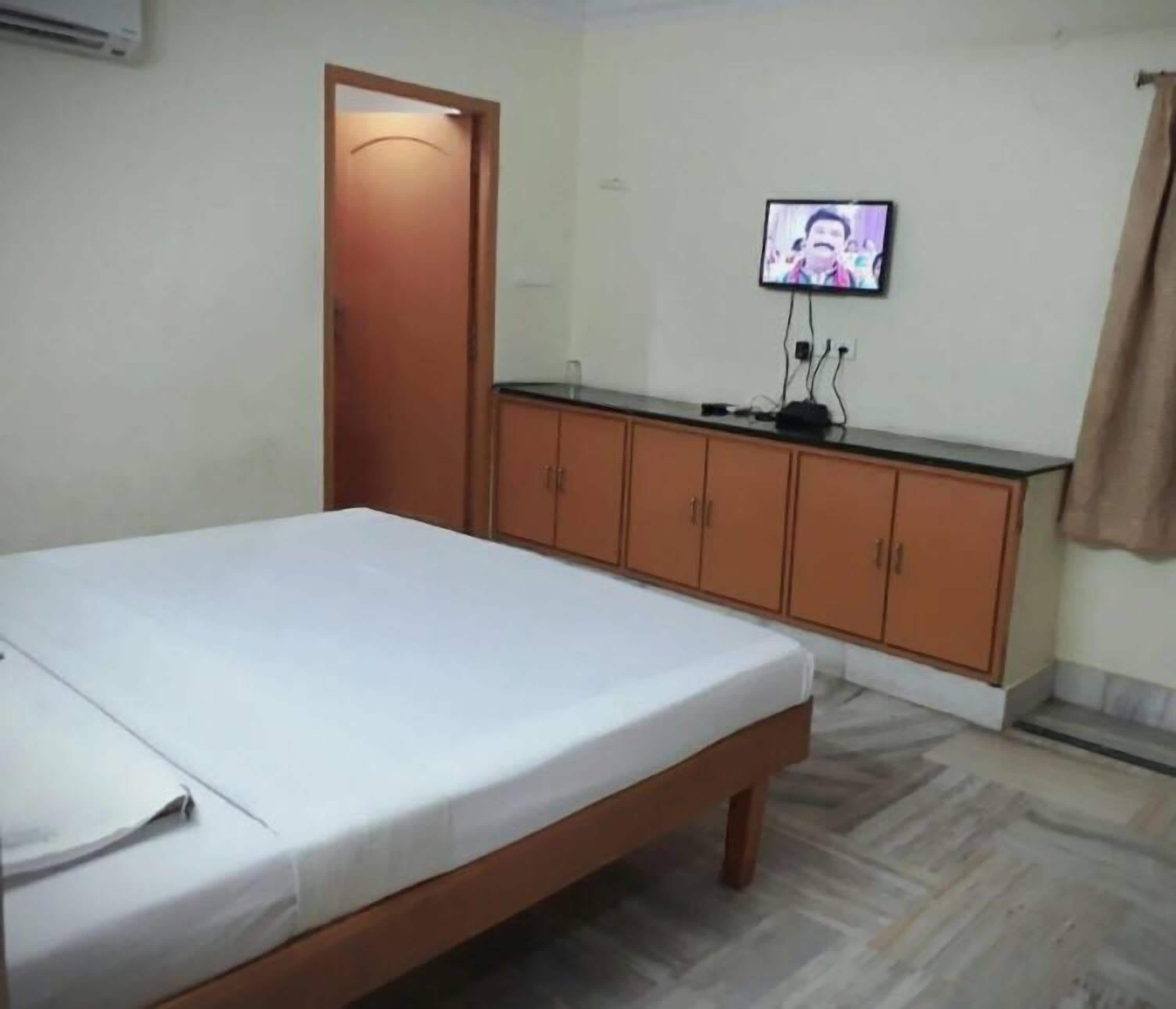 Business Room, 2 Bedrooms, Non Smoking | 1 bedroom, in-room safe, desk, rollaway beds
