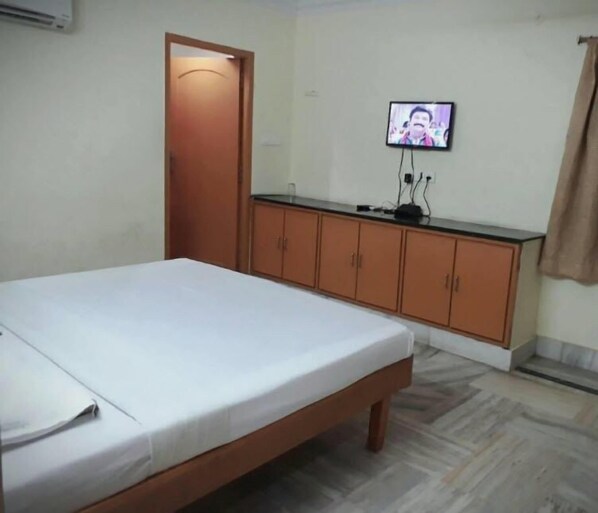 Business Room, 2 Bedrooms, Non Smoking | 1 bedroom, in-room safe, desk, rollaway beds