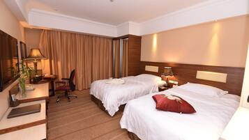Deluxe Twin Room | In-room safe, desk, blackout curtains, iron/ironing board