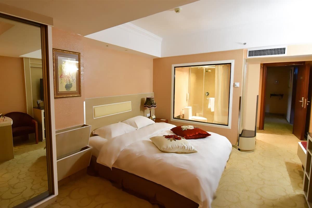 Business kamer, 1 queensize bed | Een kluis op de kamer, een bureau, verduisterende gordijnen