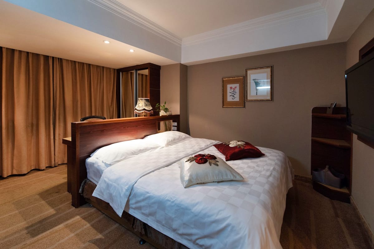 Design Room  | In-room safe, desk, blackout curtains, iron/ironing board (on request)