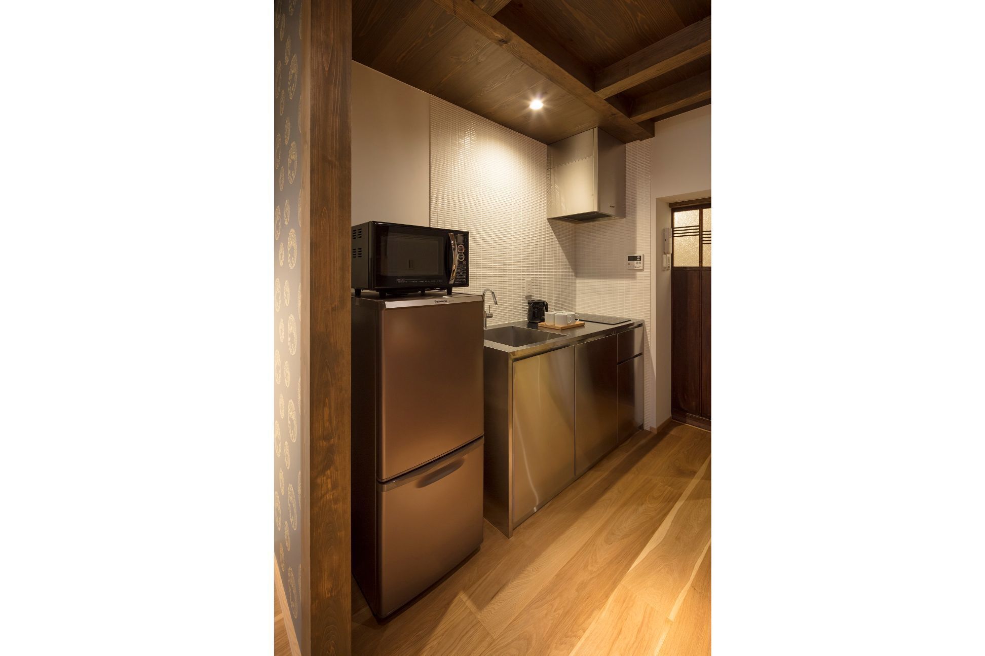 Una cocina compacta equipada con microondas, lavaplatos y refrigerador.