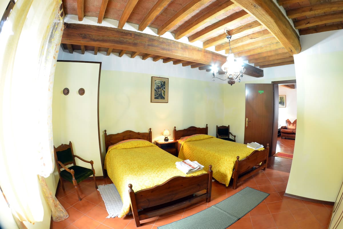 Comfort Double Room, 2 Katil Bujang (Single), Ensuite, Garden View | Dilengkapkan perabot secara berasingan, meja, kalis bunyi