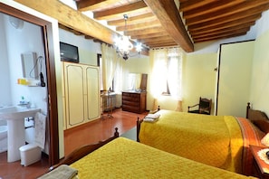 Quarto casal conforto, 2 camas de solteiro, suíte, vista para o jardim | Individualmente mobiliados, escrivaninha, quartos à prova de som