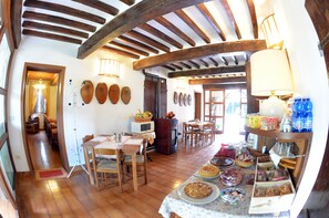 Free daily buffet breakfast - B&B Reboglio (Rolo)