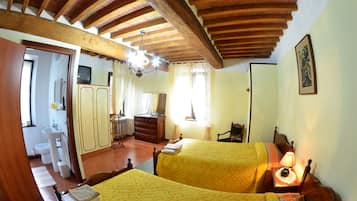 Habitación doble Confort, 2 camas individuales, baño en la habitación, vista al jardín | Muebles diferentes, escritorio, insonorización y wifi gratis