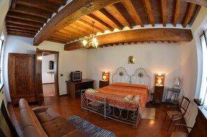 Ameublement personnalisé, bureau, chambres insonorisées, Wi-Fi gratuit