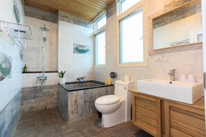 Shower, free toiletries, hair dryer - Gu-Ji Gu-Ji Garden B&B (Luodong)