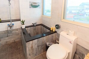 Shower, free toiletries, hair dryer - Gu-Ji Gu-Ji Garden B&B (Luodong)