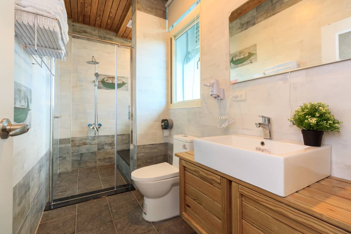 Quadruple Room | Bathroom | Shower, free toiletries, hair dryer