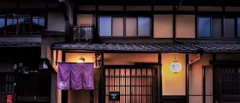 Vista frontal de la propiedad por la tarde o noche