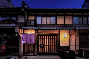 Front of property – evening/night - Rinn Gojo Mibugawa East (Kyoto)